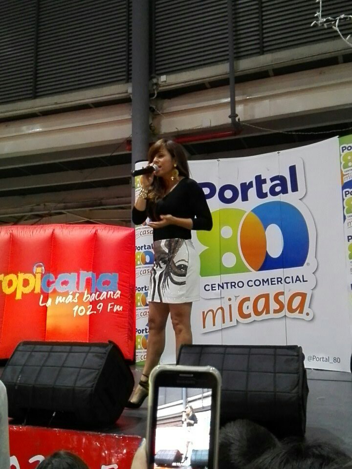 TropiBogota's tweet photo. @AdrianaBottina encendiendo a los oyentes con la más bacana https://t.co/54ERtrE9bo