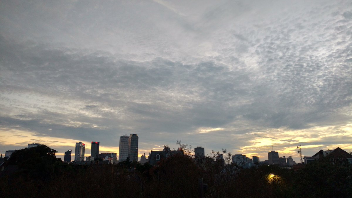 AndyWritings's tweet photo. Watching another #NewOrleans #sunset as I write my sequel.
#amwriting #amwritingfantasy #scifi #TheAgentsOf https://t.co/J0jOzPqOXp