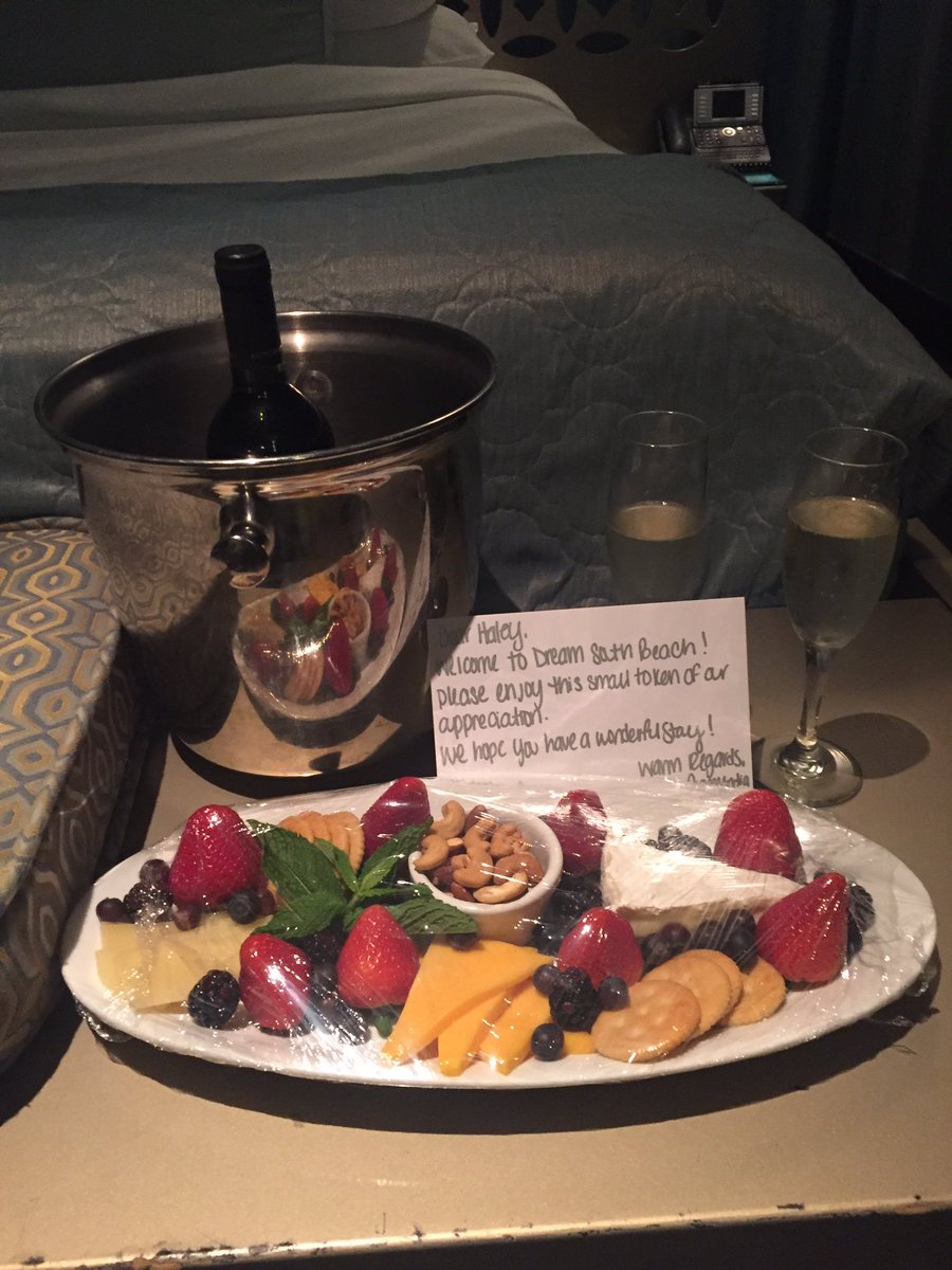 enmarks's tweet photo. @DreamSouthBeach doing us right from the start. https://t.co/8CicBxXwYu