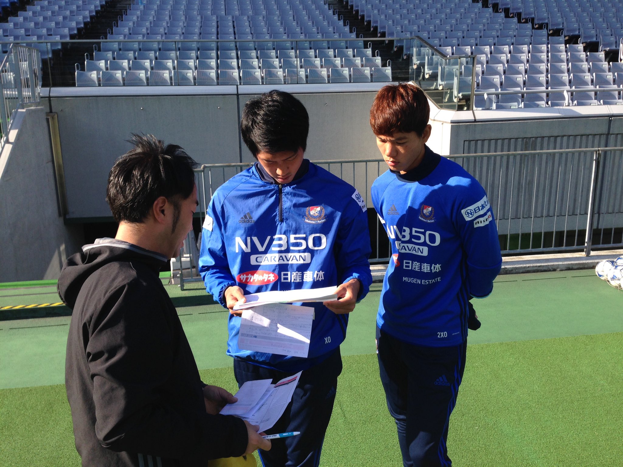 横浜f マリノス 公式 日産スタジアム Presents 16横浜f マリノス選手会サッカー教室 ただいま 打ち合わせ中 トレーニングメニューは 選手たち自らが考えます 3 Fmarinos T Co 3vfzzbh1ys Twitter