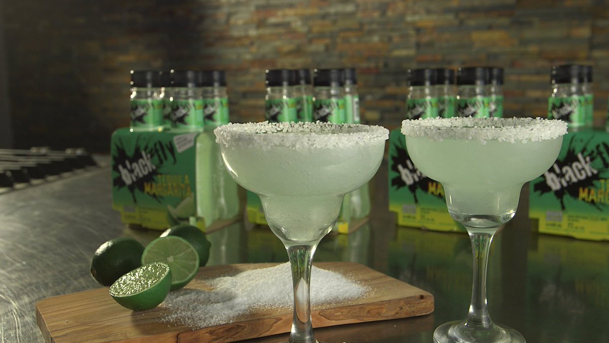 _FoodFactory's tweet photo. Plan a fiesta at 8pm 2nite on @FoodNetworkCA with @BlackFlyBooze, #Guacachips, @CedarLaneFoods tamales and @TooGoodGourmet #Polvorones https://t.co/mxOaSWHGHL