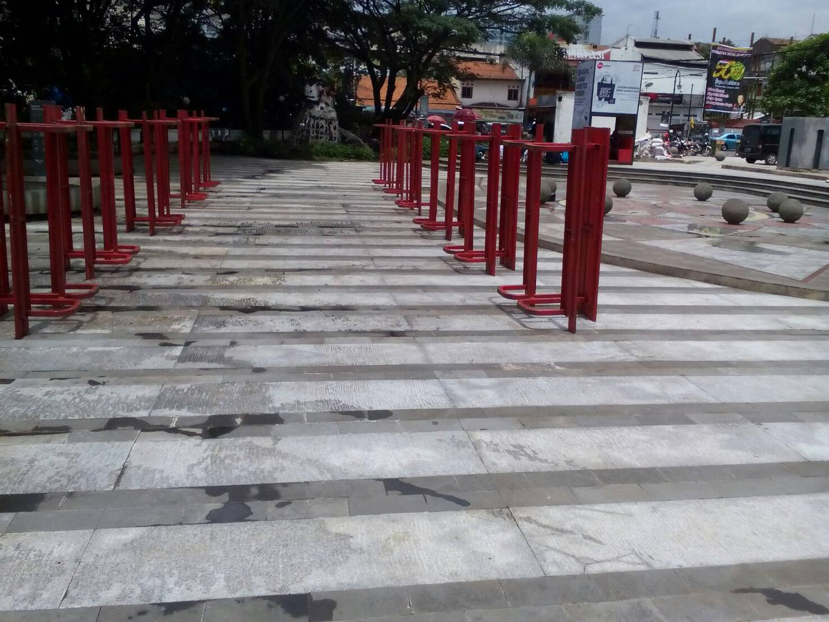 Udah mandi ga lupa buat pemanasan dlu kya ni kursi", biar tambah keren dtambah jgan nyampah yah, qt jaga bersihny ruang publik #zonakeren