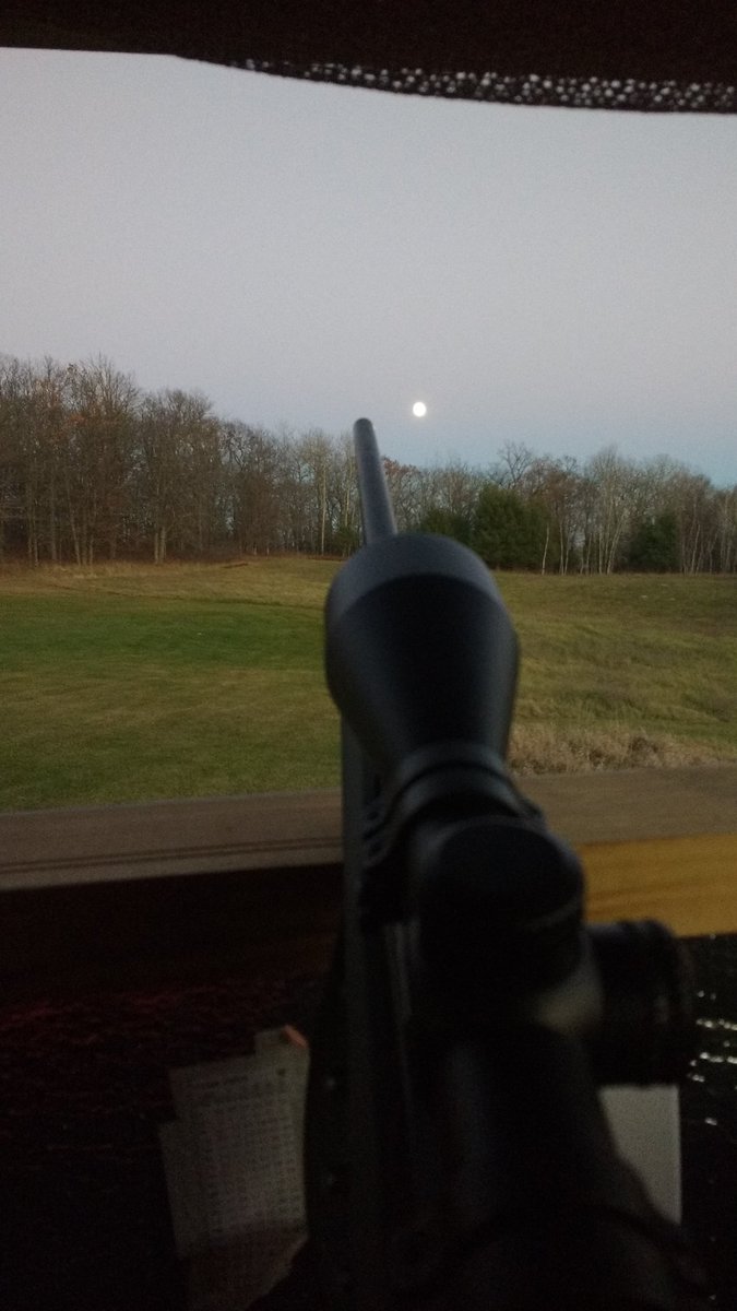 BrodahSwami's tweet photo. Took this shot just before closing. And a deer ran right behind me. #missedopportunity #almostasupermoon #mndeerhunter https://t.co/VeAPEKj0CU