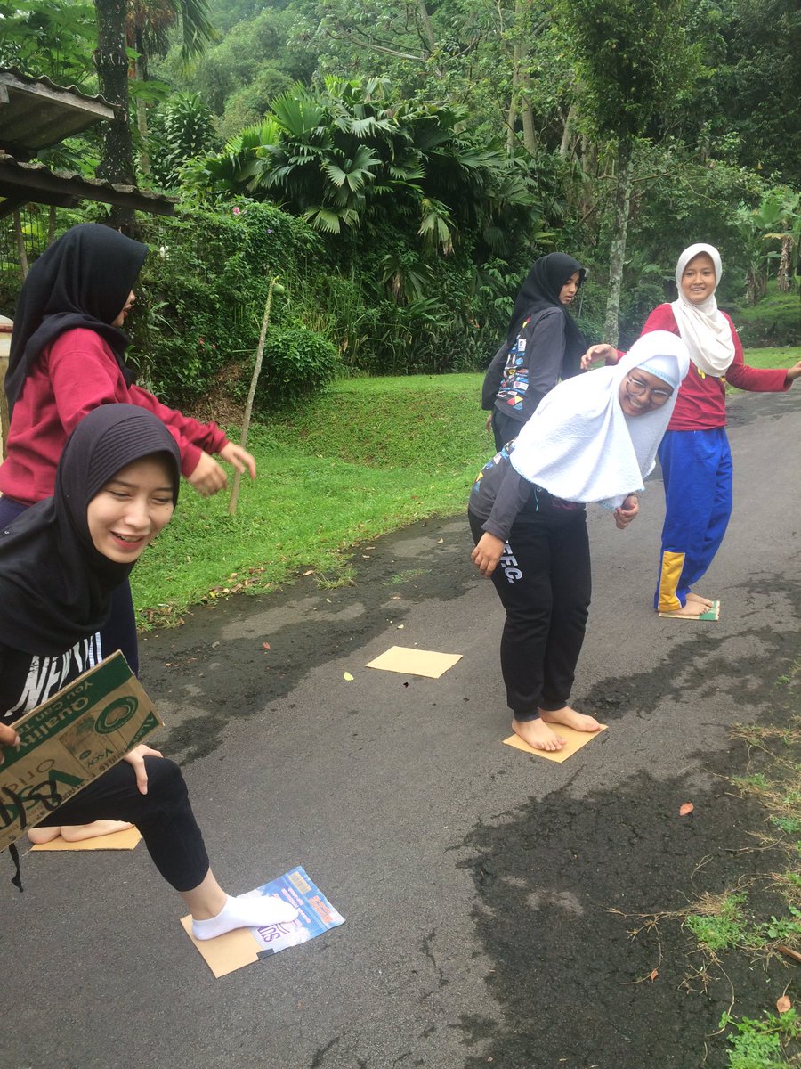 Kelompok 4 dan 6 sedang bermain jalan kardus dan diakhir permainan dimenangkan oleh kelompok 6