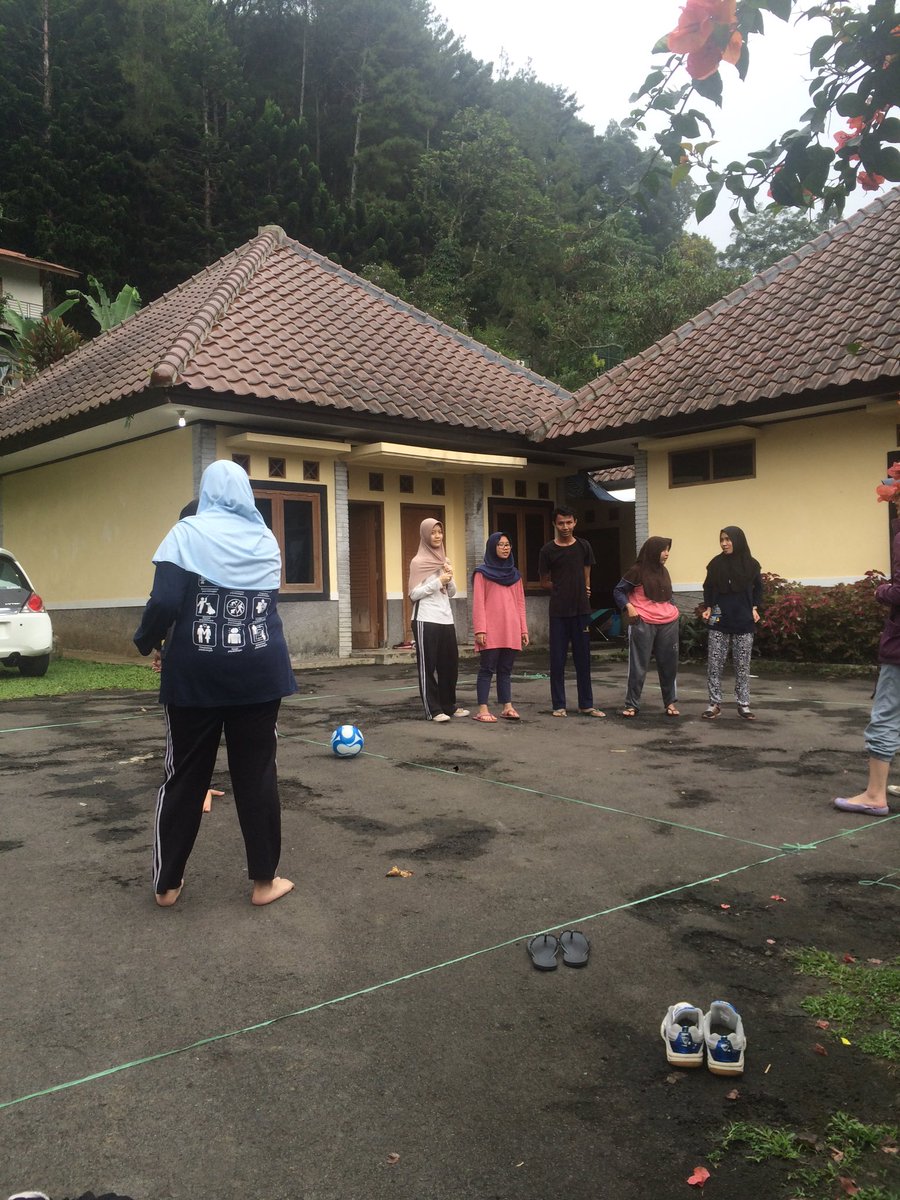 Kelompok 2 dan 6 sedang bermain dodgeball