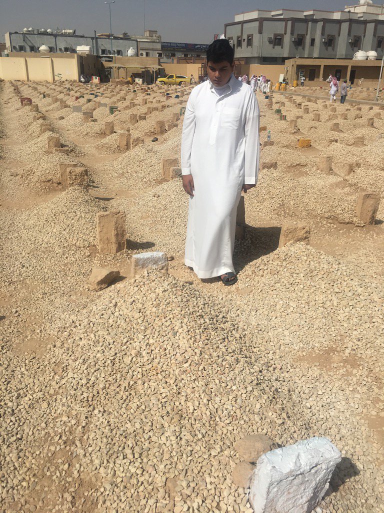 #بدر_الخزام في زيارته قبل الأخيرة لقبر أخيه #فيصل_الخزام ، وكأنه يعلم بقرب لقائهم . غفر الله لوالدي و لهما .