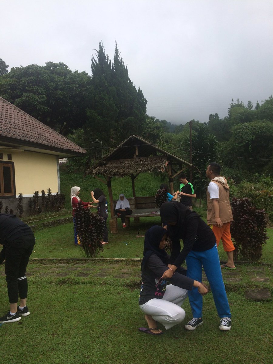 Kelompok 7 dan 4 sedang bermain problem solving menggunakan tali