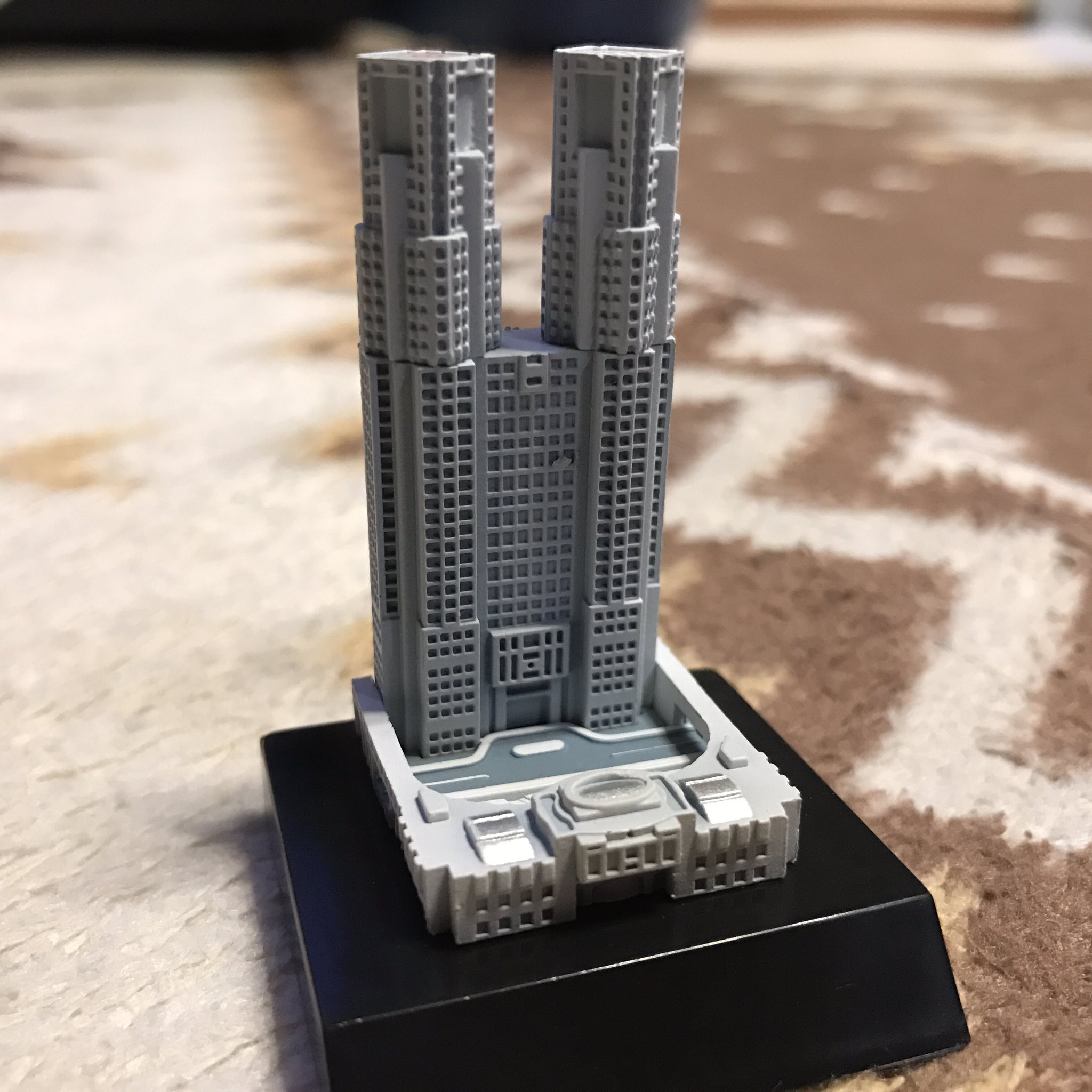 ぐんぐん 自粛中 昨日 羽田空港にあった 第1ターミナル限定 東京フィギュアみやげ あの海洋堂の がスゴイ気になったので1回やってみた 中身は まさかの東京都庁 笑 これハズレじゃね 失礼なこと言うなw 羽田空港 羽田空港第1ターミナル 海洋堂