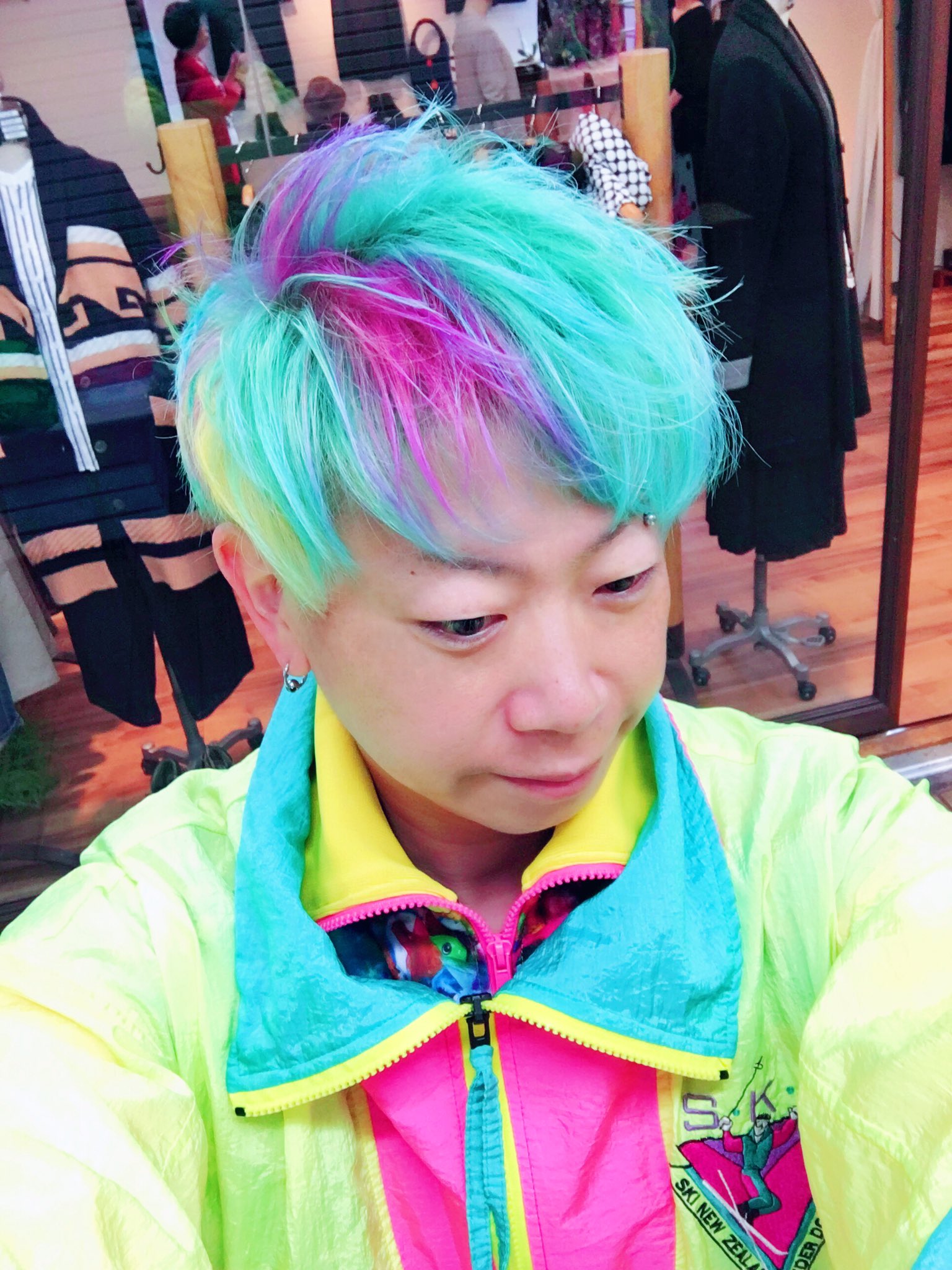 Twitter 上的 Brokendoll Japan 今日の派手アウターと僕の髪のカラーリングが似てる まさに 全身トータルコーデ 笑 派手髪好きな人rt 派手髪 原宿系 雑原宿系 原宿ファッション ヘアカラー ファッション タッキー ハンドメイド好きさんと繋がりたい 下北沢