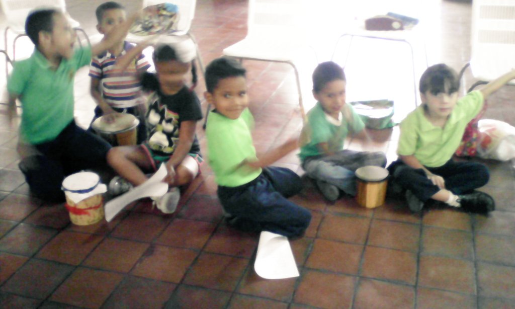 AsleyMayz's tweet photo. Algunos de mis chiquitos del kinder musical.haciendo parte de mi trabajo caoticamente hermoso jajaja https://t.co/meXvbNOBoD
