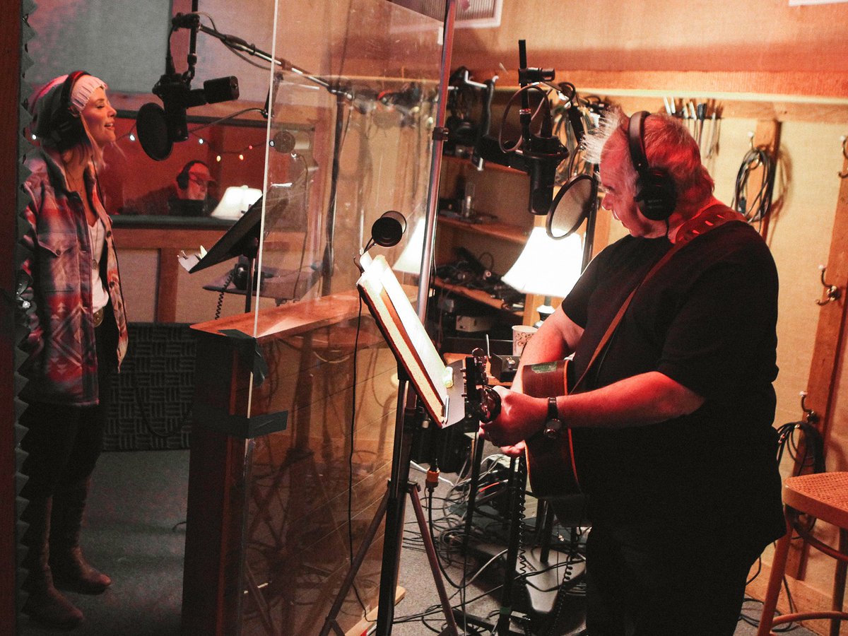 randalourita's tweet image. “It wasn’t a really good time for her to do it, but she dropped everything and showed up” #ColdColdHeart