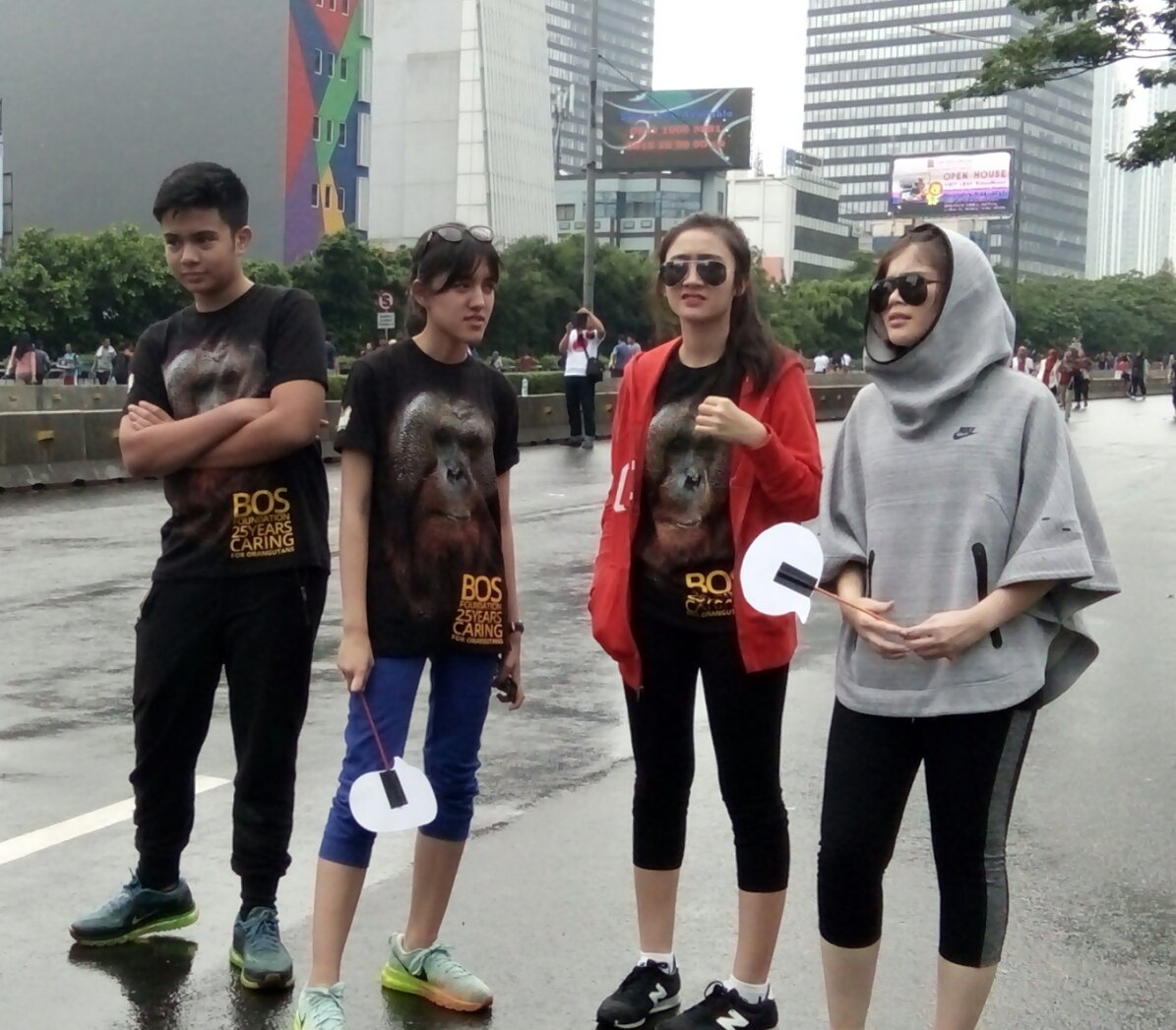 ify_forever's tweet photo. Lagi CFD ketemu mereka ahh memang jodoh kali kita,mana cantik2 bgt😍❤ @ifyalyssa @SiviaBlink @FebbyBlink #cares #funwalk #caringfororangutans https://t.co/o5a690r67I