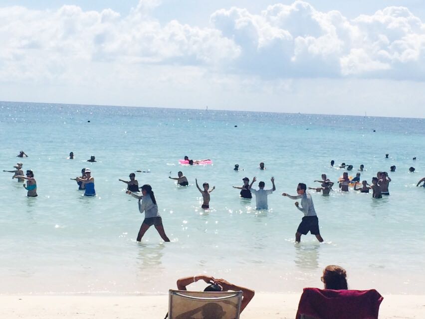 metzhdz's tweet photo. Aerobics acuáticos en la playa de BARCELÓ MAYA PALACE RESORT!! https://t.co/RNrZrfS0oy