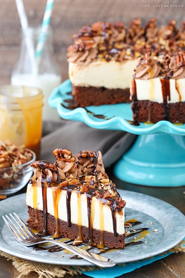 Life_Love_Sugar's tweet image. Turtle #Brownie #Cheesecake! Loaded with #caramel, #chocolate and #pecans! #recipe lifeloveandsugar.com/2016/09/19/tur…