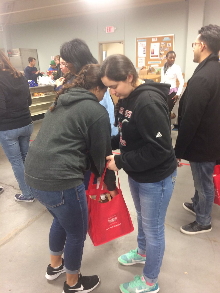 packerNHS's tweet photo. Another groups of students volunteered at the Heartland Hope Center!👏🏽👏🏽 #proud packer https://t.co/S4J0TDVZY3