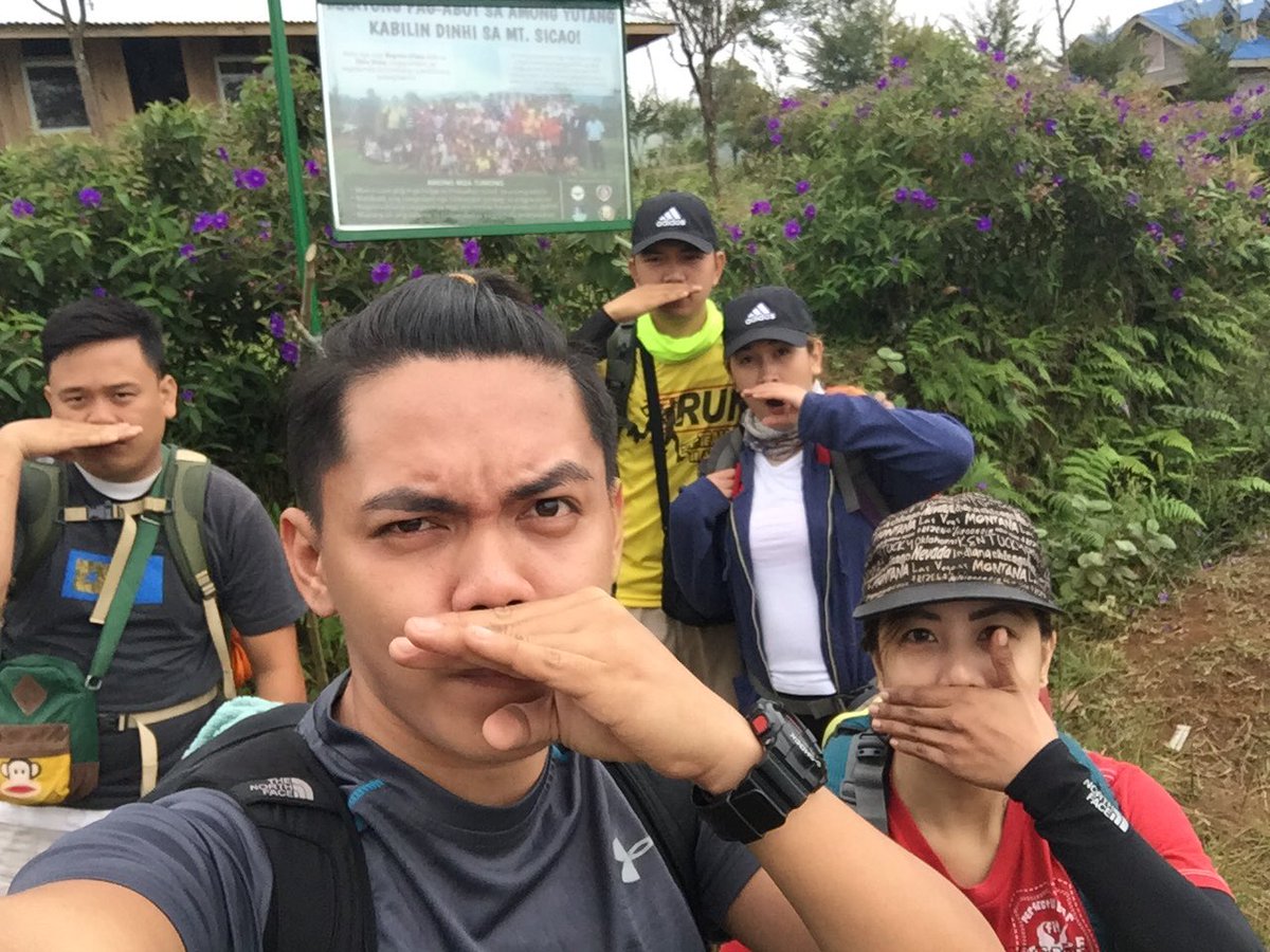 JanjanPalaboy's tweet photo. Mah squad at Mt. Sicao! #FirstTimeToTrek #RoadToMountPulag 👊🏻👊🏻👊🏻 https://t.co/JL4T91zkF4