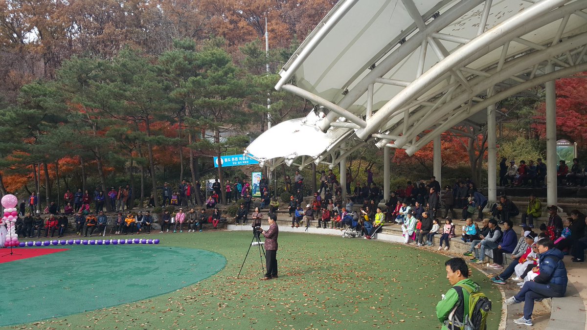 지금 산성공원놀이마당에서는 소리사랑회 주관으로 '찾아가는 소리행사 공연'이 많은 등산객들의 발을 멈추며 흥겨운시간을 보내고 있습니다ᆞ민요,판소리, 국악등 다양한 볼거리가 많으니 가을의 정취를 느껴보시길 바랍니다ᆞ#성남시