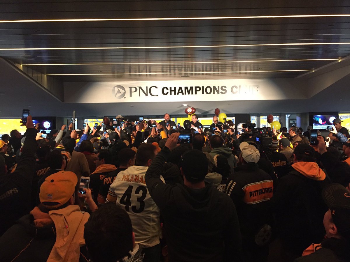 Yarda28tv's tweet photo. @regiosdacero fueron al Estadio Heinz Field para apoyar a los @Steelers, mañana a las 10:30 te daremos más detalles #Canal28 #ElCanalFregón https://t.co/vJC5td6VOL
