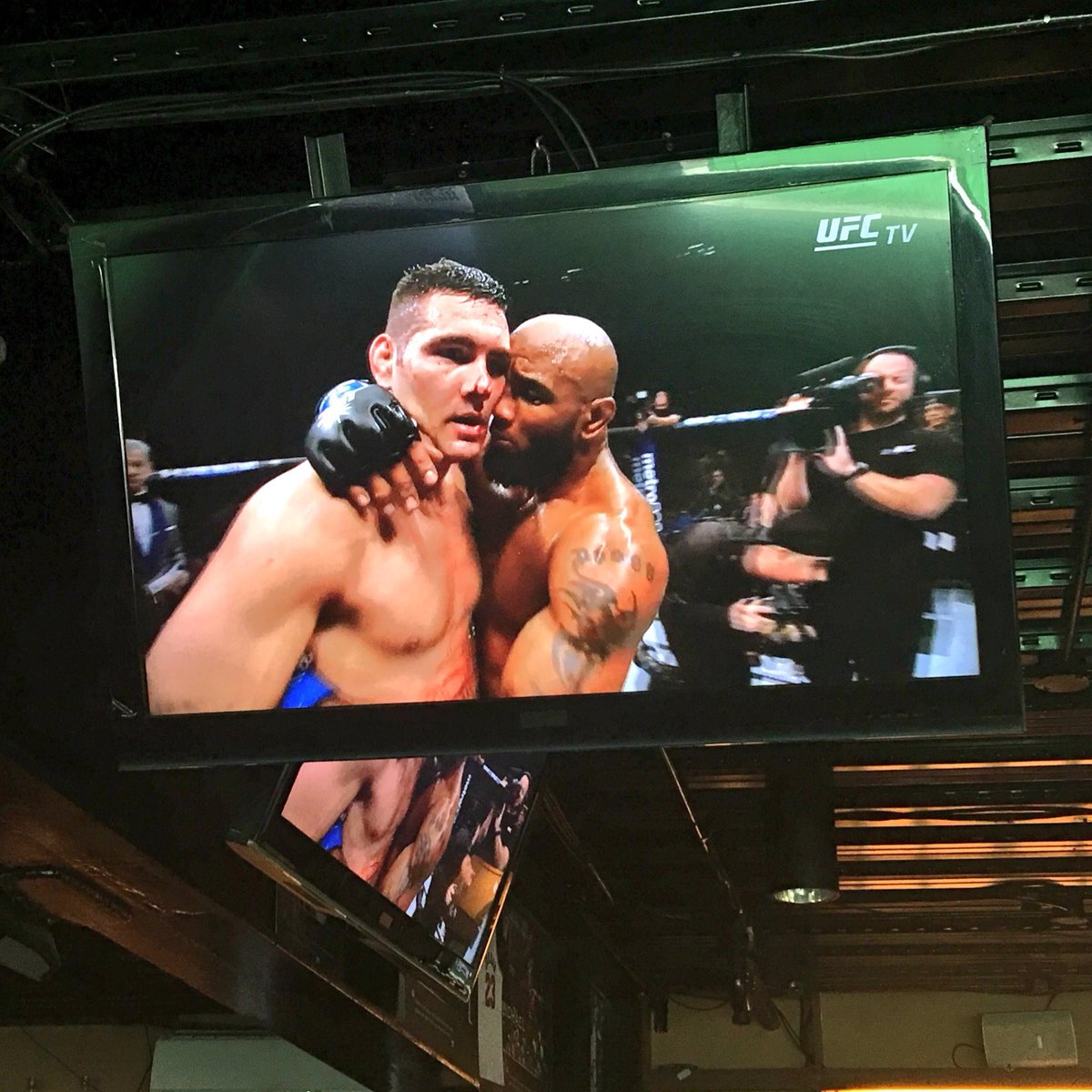 LiveSmart's tweet photo. Spectacular knock-out win by @YoelRomeroMMA! #SmartBroUFC #UFC205ย #UFCNYC https://t.co/BEyPn39TAx