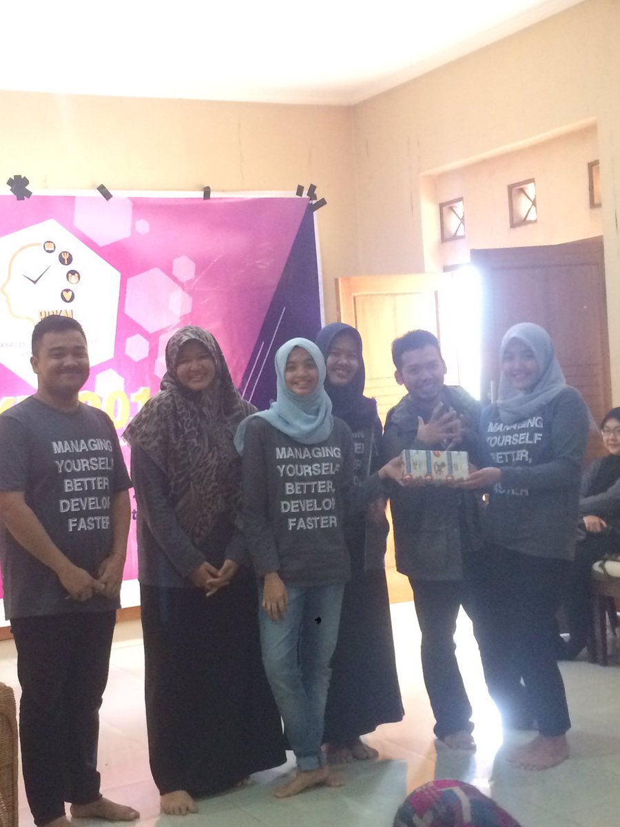 Selamat kepada kelompok 4 dengan yel yel terbaik!! 🎉