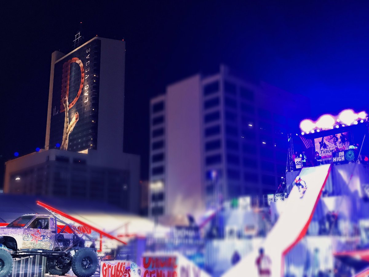 theDlasvegas's tweet photo. Boardin' it up.
Yes, in #Vegas.
#LVTD #LVThrowdown #FollowTheSnowflakes #DLVEC #theD https://t.co/NxPcNsWI7u