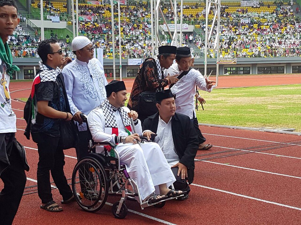 ustad_alhabsyi's tweet photo. Alhabsyi di olimpiade pencinta Al-quran td pg bersama odoj &amp; 50rb muslim pencinta Alquran https://t.co/zS1wVa1uCx