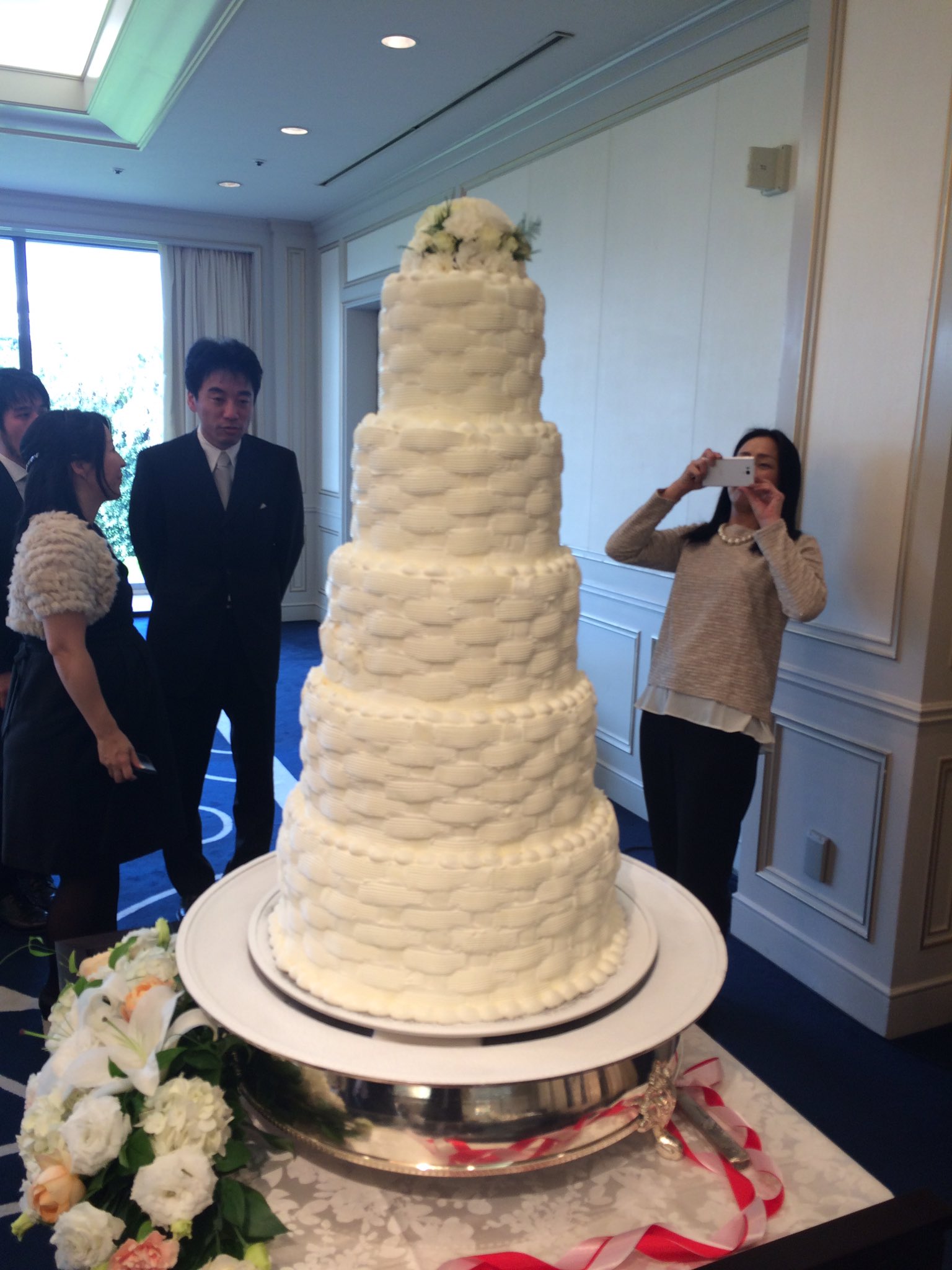 しのぴー みなさん こんにちは 日曜日いかがお過ごしですか きょうは親族の結婚式で明治記念館に来ました 今どきウェディング ケーキ下までケーキでびっくりです O O T Co Bqz8zmiqgy Twitter