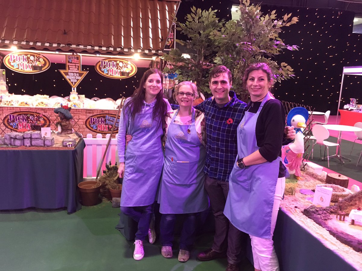 Suga_Chronicles's tweet photo. We ❤️Bake off gang! #GBBO This morning @Tom_gilliford &amp; his mum came to say hi #candbmanc @DoricCakeCrafts @CakeandBakeShow @BeatrixPotter https://t.co/m3lDCRY5c6
