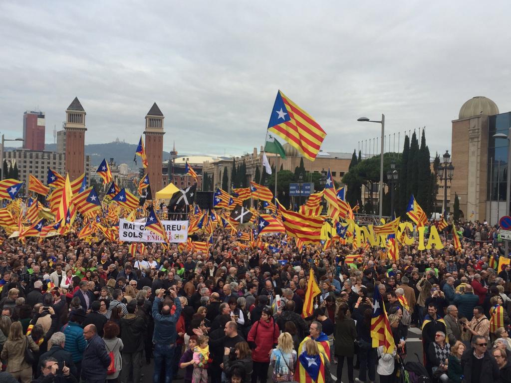 Candeliano's tweet photo. Izquierda: burguesía separatista defendiendo sus intereses de clase.
Derecha: proletariado internacionalista. https://t.co/J45DSziM5c