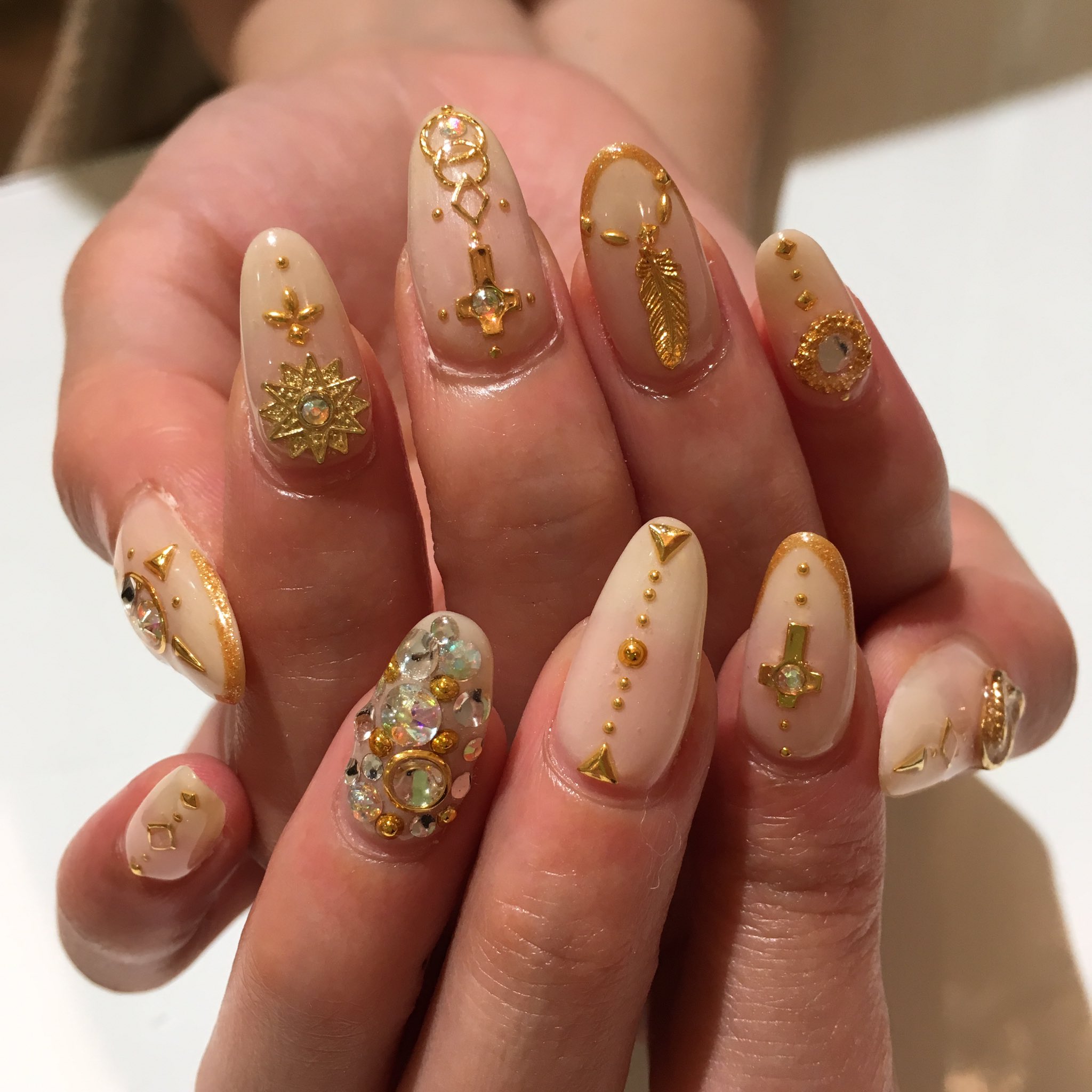 ネイルサロンmarch 代々木上原店 大倉です お客様ネイル紹介しますね モンプティラパンno61 クリアでヌーディカラー ゴールドパーツをふんだんに使って10本違うデザインに仕上げました ジェル ベージュ ゴールド パーツ March 代々木の