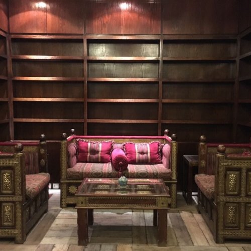 manshoor's tweet photo. هل تُربك الثقافة المملكة؟: #السعودية تصادر الكتب في الرياض وتعرض أفلامها في هوليوود
#مصادرة_كتب_مقهى_الراوي
https://t.co/bD7L0fflmr https://t.co/fDI1ksJgQn