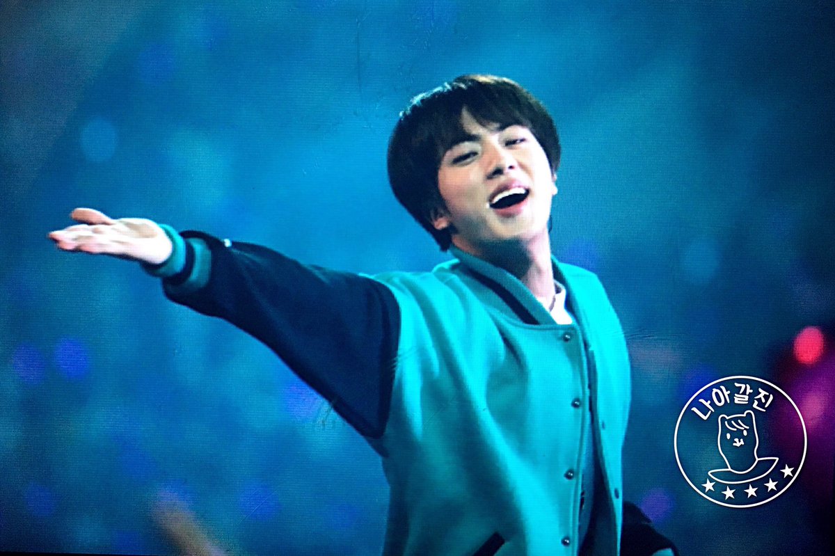 KTHB_twt's tweet photo. ソクジンがちょうどいい具合に丸くてクッソかわいい https://t.co/i9U9yeSqIg