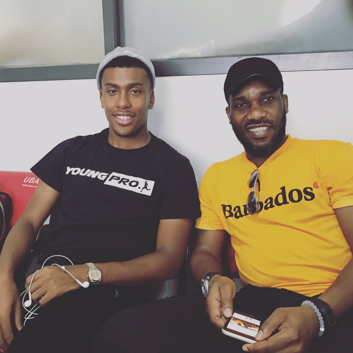alexiwobi's tweet photo. With My Uncle @IAmOkocha ⚽️👊🏽❤️ https://t.co/qWgm52YOXL