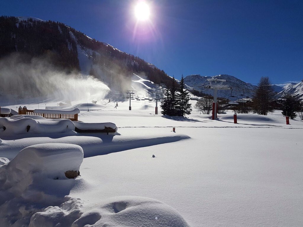 TheSkiClub's tweet photo. Another beautiful picture coming in from the Alps this morning - @valdisere looking incredible! @tdcski https://t.co/Hew5g4mFk9