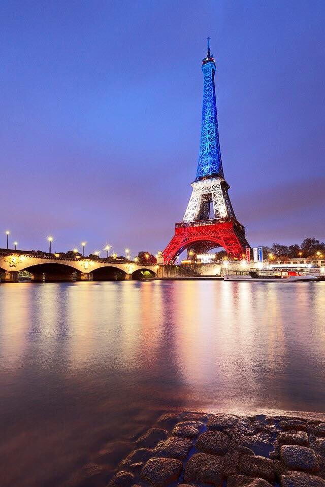 emelinevalet's tweet photo. Il y a des blessures que l'on n'oubliera jamais. Pensées à toutes les victimes d'attentats.
#hommage13novembre #toujourslibre https://t.co/oWl5JLlZC5