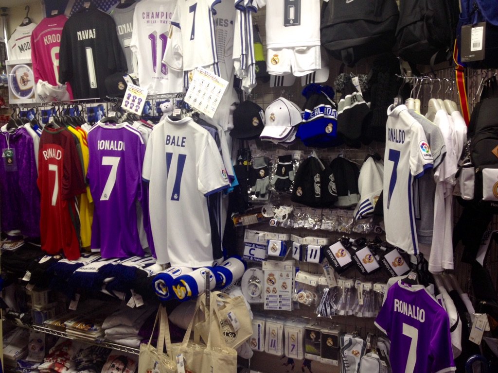 サッカーショップfcfa 実店舗open 営業時間 11時 18時 公式サイトopen レアルマドリード 防寒グッズ入荷です クラブワールドカップ はもうすぐ 試合当日は超寒いのでフリースブランケット マフラー ニットキャップ 手袋などは必須