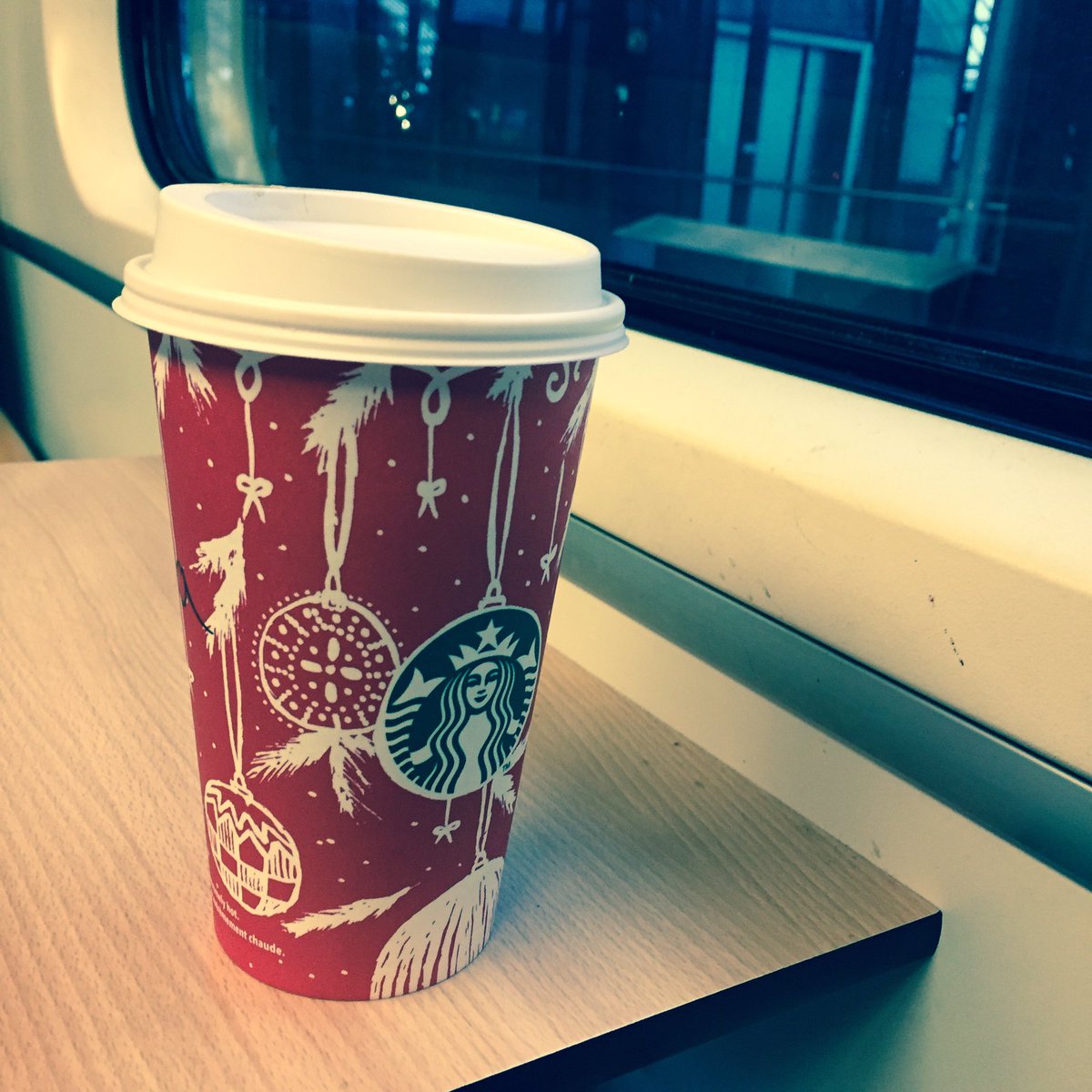 Op zondag naar een klant en prompt in kerststemming dankzij #starbucks #amsterdam #trein #nietiedereenkenteva #zzperaltijdaanhetwerk #dolop