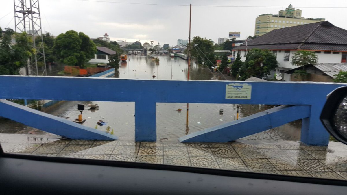 PRFMnews's tweet photo. 14.56: RT @Dianputraenggal: Stasiun KA Bandung lumpuh total. #lalinBDG https://t.co/Ygmjzqyn4a