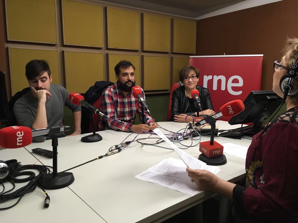 raulolivan's tweet photo. Con @mararbes y Carlos Vicente de @cerqana en RNE hablando de cómo nos conocimos gracias a @lacolaboradora https://t.co/339uKn3736 https://t.co/RHlaser0Ut