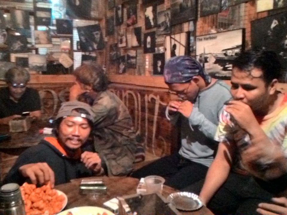 Hayu ah merapat, hujan gini mah enaknya ngenyot2..