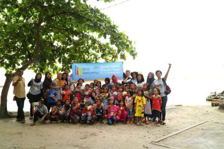 Selanjutnya foto bersama di depan Pantai Pulau Pari. Yey, semoga bermanfaat yaa kegiatan bercerita kpd adik-adik di Pulau Pari :)