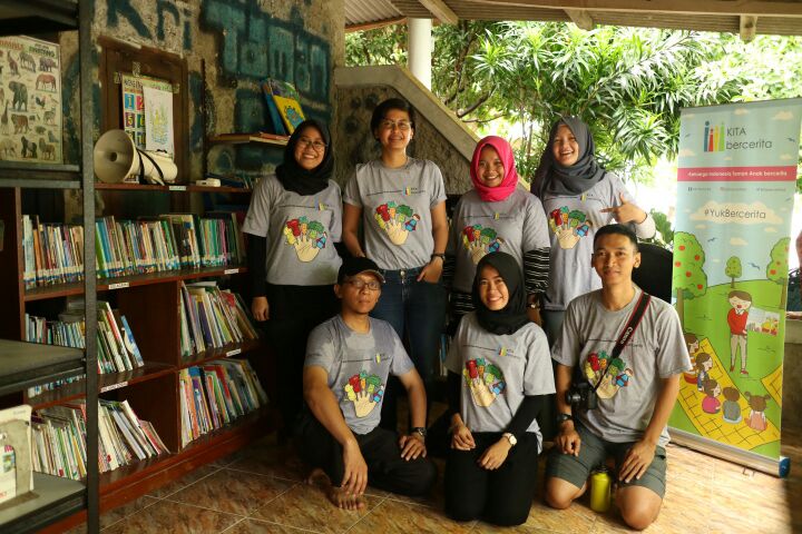 Foto Tim KITA bercerita usai kegiatan bercerita di Pulau Pari #pamerbaju #bercerita #kitabercerita :D