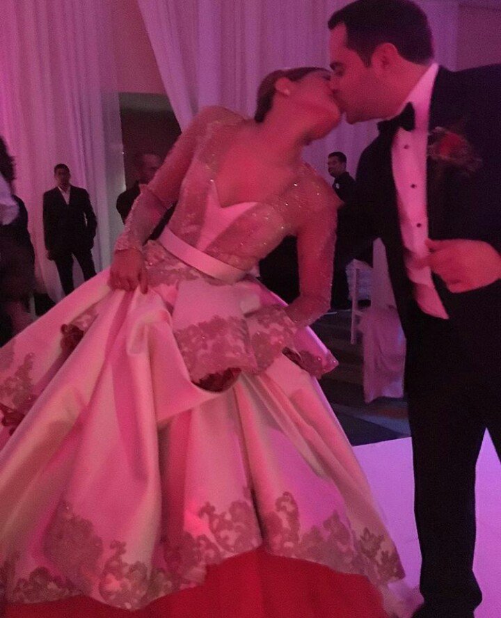 Ella decidió sorprender a todos con un espectacular vestido rojo en la parte de abajo. ¿Qué les parece? Felicidades a esta novia #HugoEspina