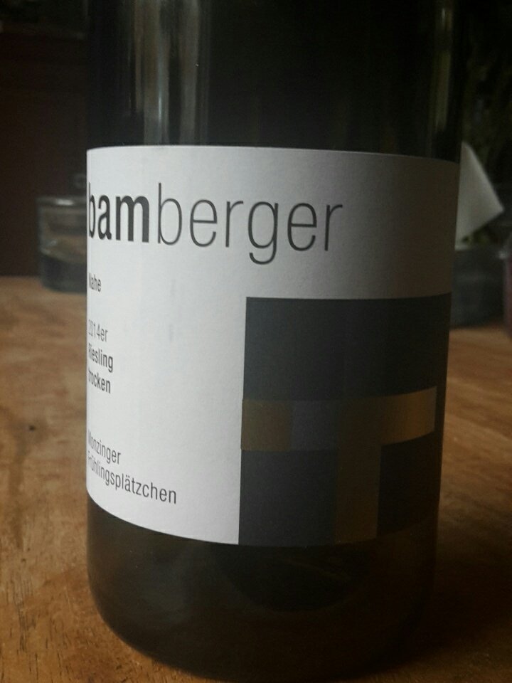 Na een paar weken van oude bekenden weer eens een nieuwe #riesling, van Bamberger uit Nahe. Komt niet in top 10 maar zeker niet slecht.