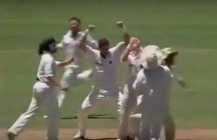 VIDEO: Magic from Fanie as Australia collapse in 1994.

shar.es/1IyCiR