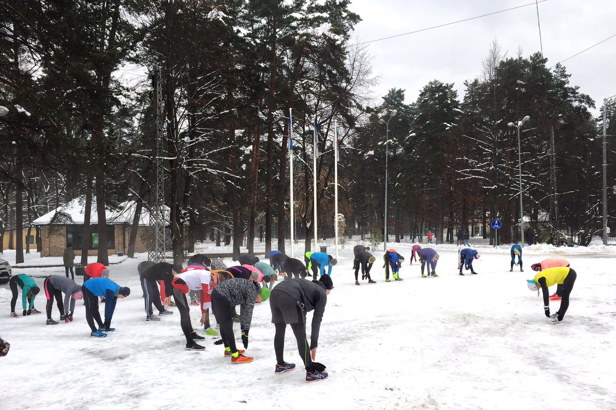 RigasMaratons's tweet photo. Šorīt uzsildījām Mežaparku! Ziema skrējējiem nu nekādi netraucē :) Paldies visiem un tiekamies #warmupweekend 17.-18.decembrī! #adidasskola https://t.co/vKjk7Ymdsn