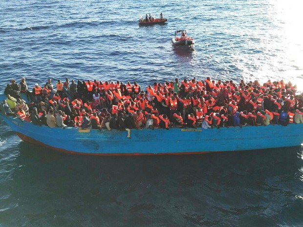 radiobandnewsfm's tweet photo. Cerca de 1.400 imigrantes são resgatados com vida no Mar Mediterrâneo Central em uma operação da Guarda Costeira da Itália. https://t.co/qDbVlHjj2A