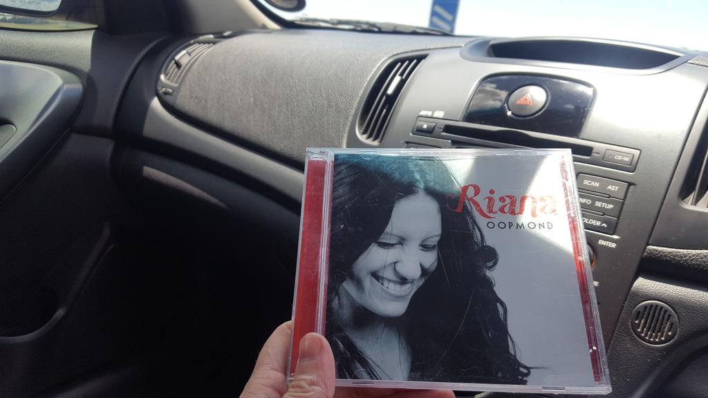 MeintjesMadri's tweet photo. 1 Van my 1ste @ririnel CD's #Oopmond is weer bietji in my kar! 🎤🎻 https://t.co/DiIFncROp5