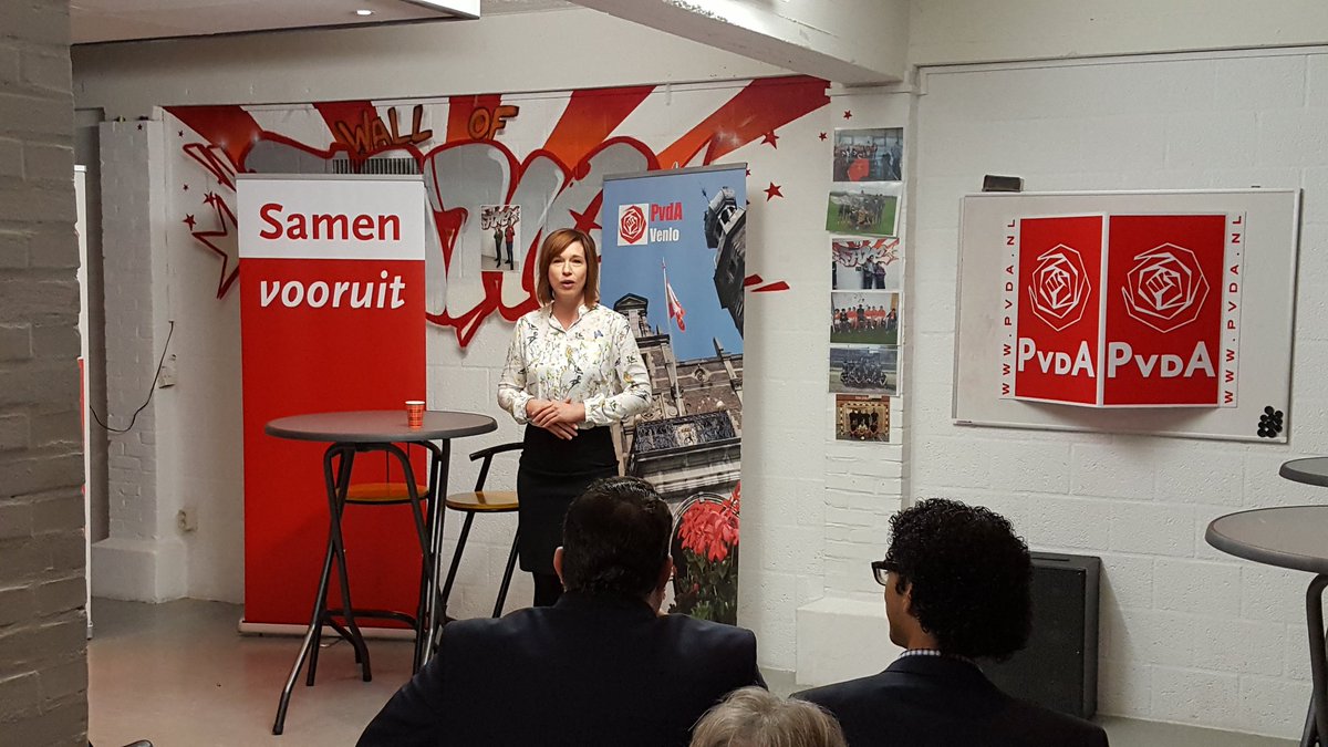 Toekomstig #PvdA-leider <a href="/LodewijkA/">Lodewijk Asscher</a> in #Venlo-Noord met jongeren en leden. Welkom door <a href="/PvdAVenlo/">PvdA Venlo</a>-wethouder @Vera_Tax