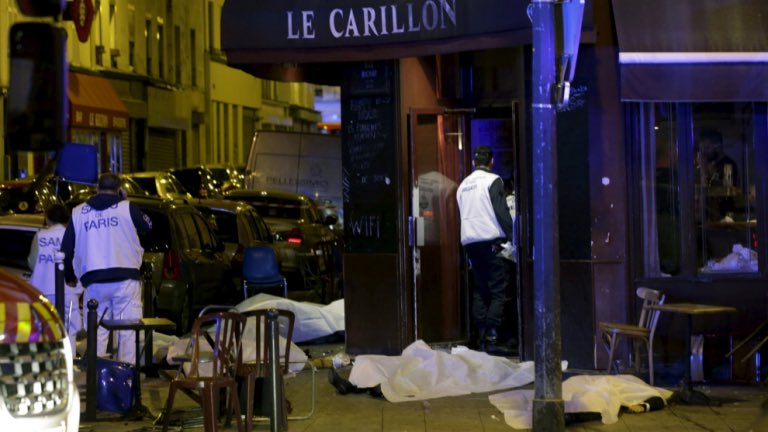 12deoctubreweb's tweet photo. Un año de los atentados del 13N https://t.co/2j8TDy8zS4 La noche en la que París vivió su peor pesadilla https://t.co/ucPoR5UTOn